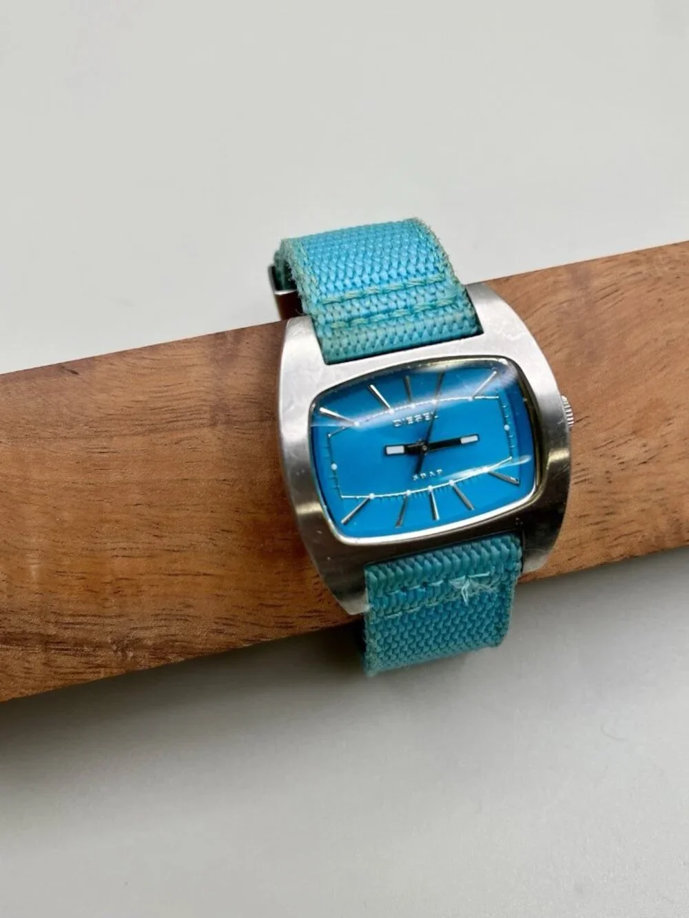 Vintage Y2K Diesel DZ-2117 Turquoise Dial Stainless Steel Quartz Watch Analog